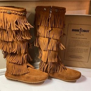 Minnetonka Women’s 5 layer fringe moccasin boots